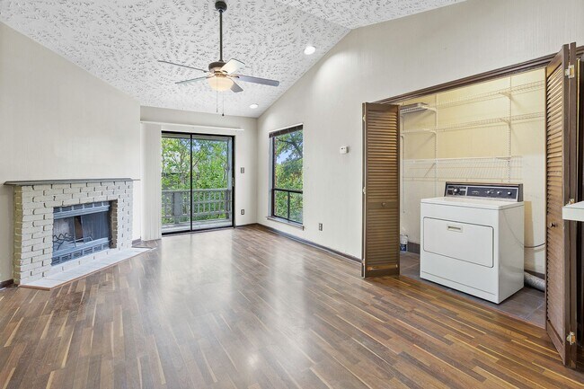 Building Photo - Gorgeous Condo, 2 Bedrooms/2 Balconies/2 Bathrooms - WALK TO CAMPUS! - Reduced Deposit