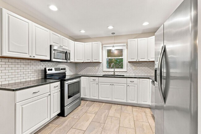Building Photo - 3205 Crandon Ln