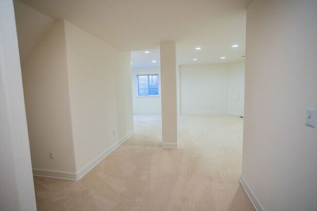 Building Photo - 2960 Newport Cir