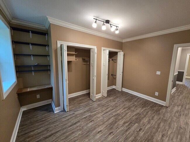 Building Photo - 545 Lakeview Dr