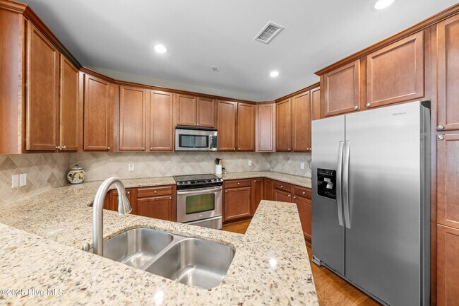 Building Photo - 2537 St James Dr SE