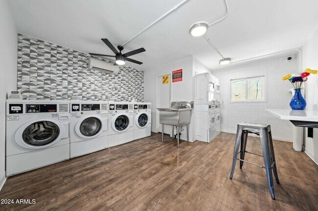 Building Photo - 1601 W Camelback Rd