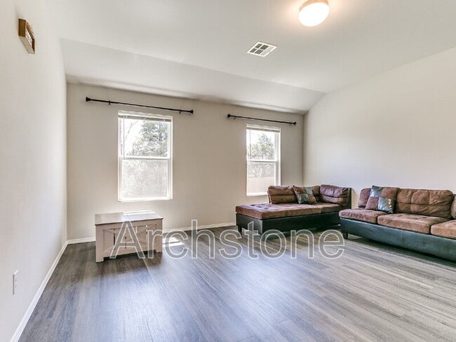 Building Photo - 1308 Dustin Dr