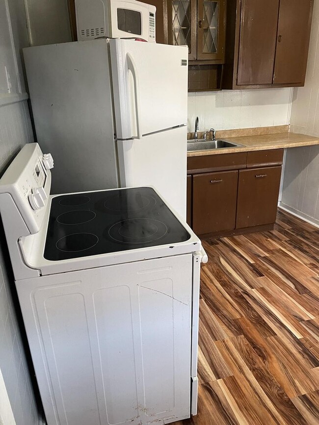Building Photo - 2 Bedroom 1.5 bath home available in Frank...