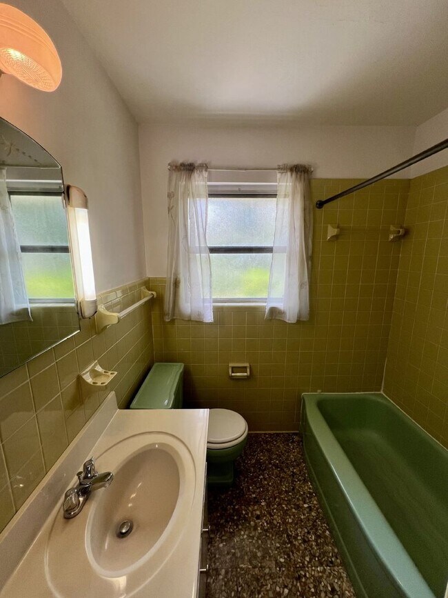 Building Photo - Charming 3-Bed, 2-Bath Spacious Home in Ch...