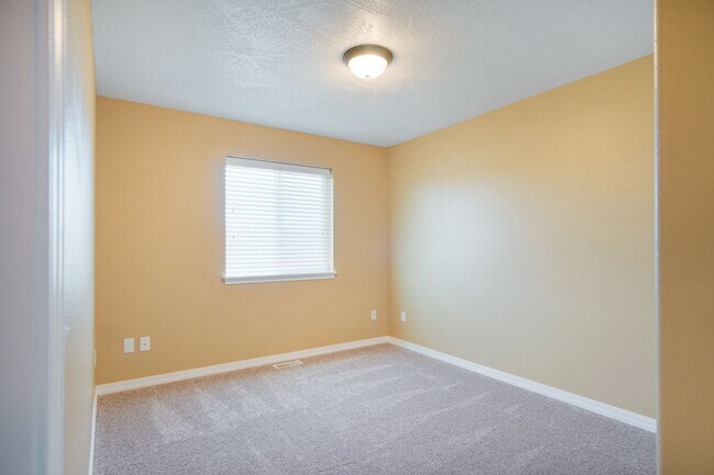 Building Photo - 3 Bedroom, 2 bathroom townhouse on Sunnyside Hill!