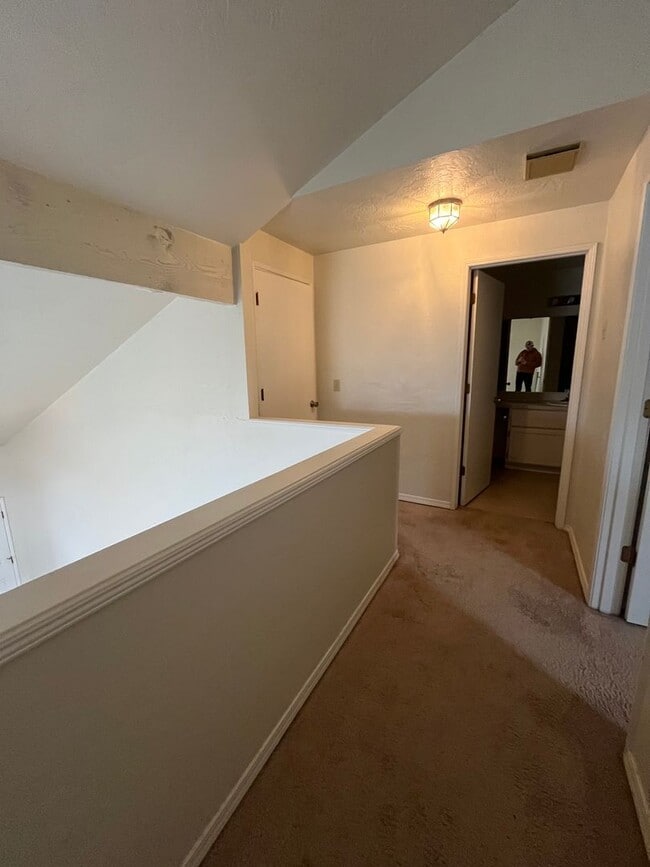 Building Photo - 3-Bedroom 1 1/2 Bathroom Condo in West Eugene