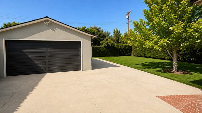 Building Photo - 1331 E Maple Ave