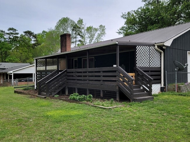 Building Photo - 3 Bedroom 2 Bathroom Home