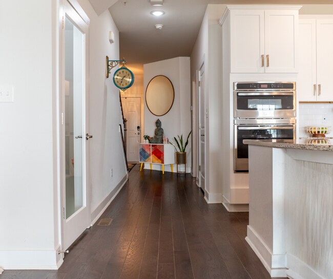 Building Photo - Luxury 3B/3.5B Townhome with Finished Base...