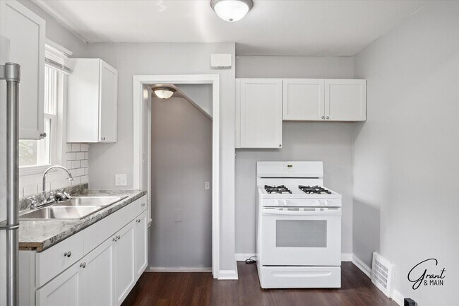 Building Photo - $1300 3 bedroom bungalow