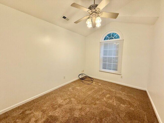 Building Photo - 1348 Beacon Village Dr