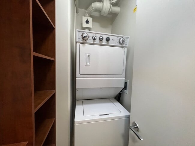 Building Photo - Luxurious Penthouse Living in Downtown Honolulu!