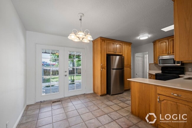 Building Photo - Beautiful Spacious Home in Great Sandy Loc...