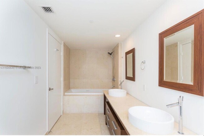 Building Photo - 465 Brickell Ave