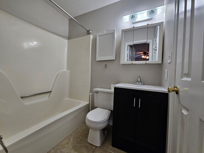 Building Photo - **Newly remodeled kitchen **  2 bedroom, 2bath Isle of Hope home with fenced in backyard and scre...