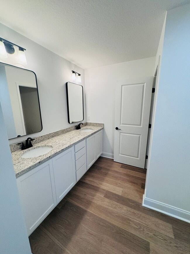 Building Photo - Move-In Ready 3-Bedroom Townhome – Modern Comfort Meets Style