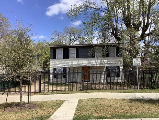 Primary Photo - 3121 Cleburne
