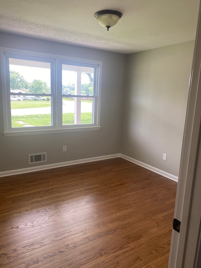 Building Photo - 704 Smith Way