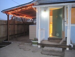 Building Photo - Cute cottage near Downtown Talent! | Avail...