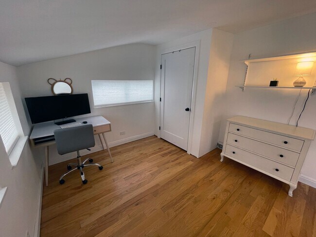 Building Photo - STUNNING Updated Bungalow Home in the West Highlands- Available 8/5!