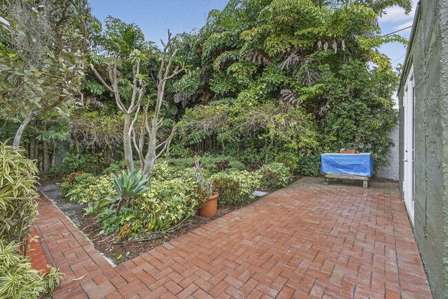 Building Photo - 616 Upland Rd