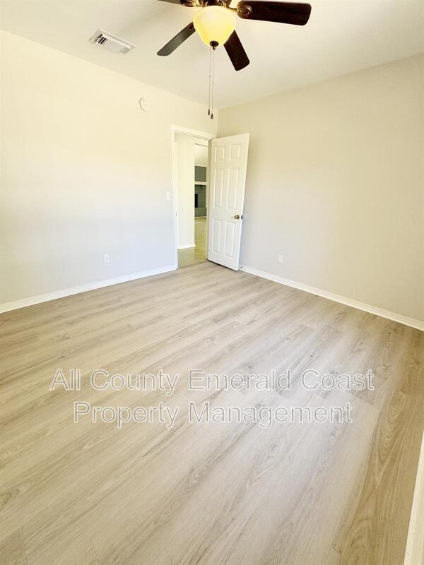 Building Photo - 710 Swan Ln