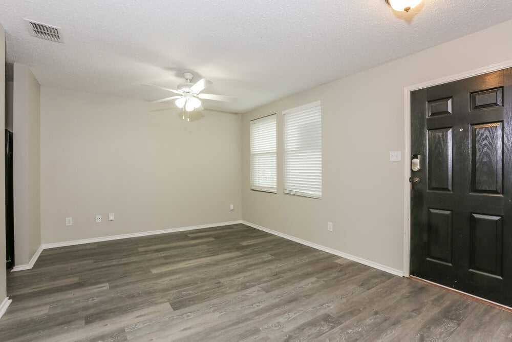 Building Photo - 321 Daisy Ln