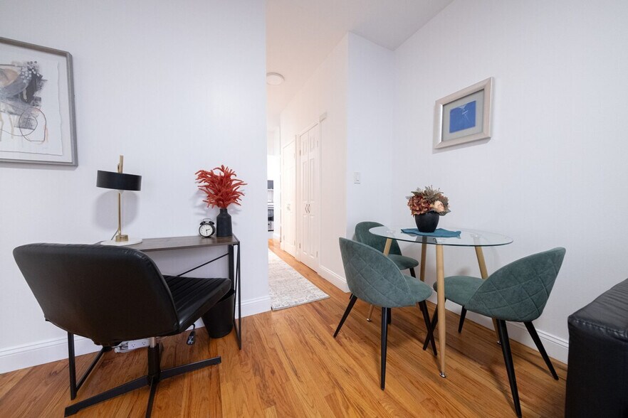 Building Photo - 305 E 95th St