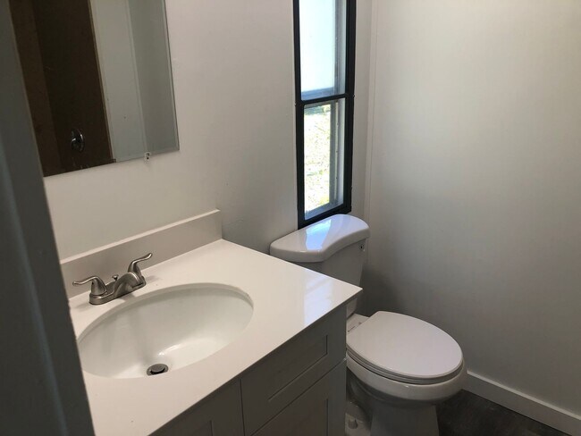 Building Photo - Spacious 3 bed 2 bath house in the greater...