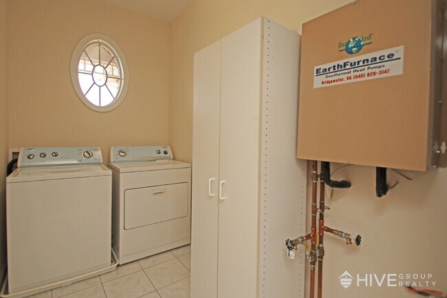 Building Photo - Peaceful One-Level Living with Mountain Views