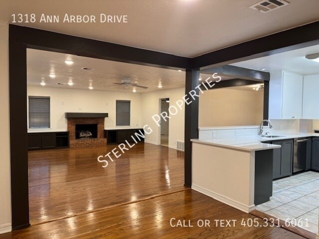 Building Photo - 1318 Ann Arbor Dr