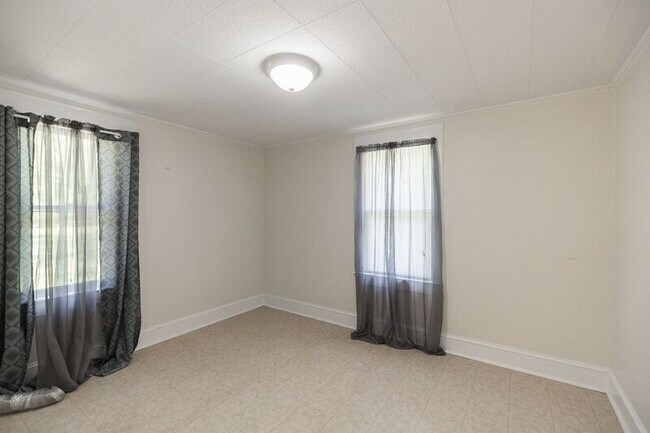 Building Photo - 1242 Hull Rd