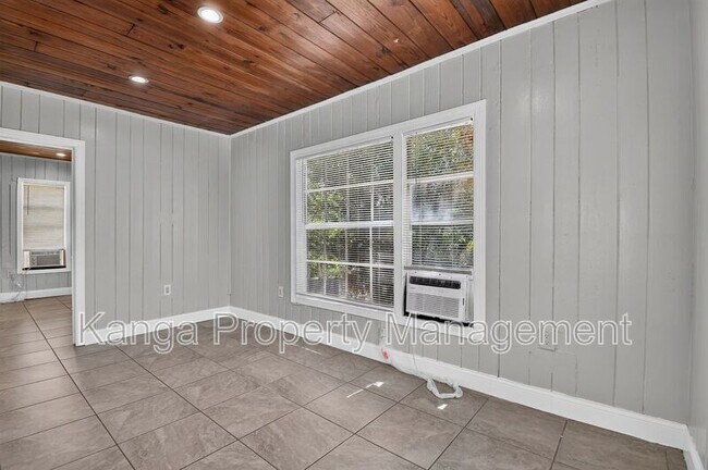 Building Photo - 887 7th St