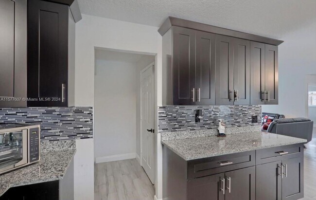 Building Photo - 876 Gardenia Dr