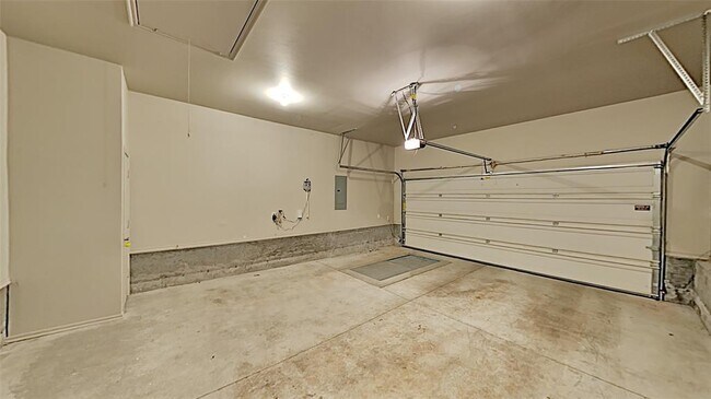 Building Photo - 6224 Beverly Hills Dr