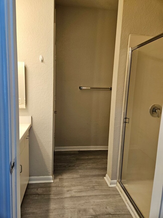 Building Photo - Beautiful large studio, private balcony overlooking pool!