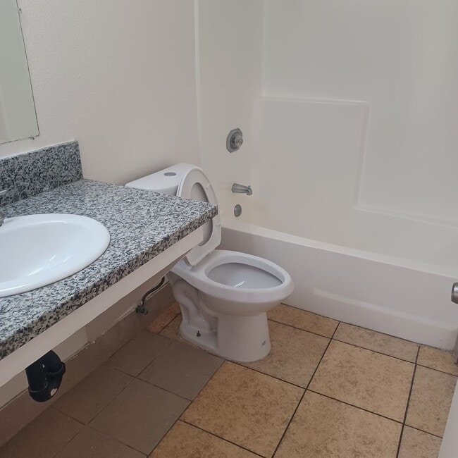Building Photo - 2BDRM / 1 BATH CONDO Management Super Move...
