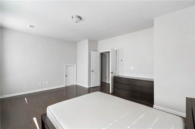 Building Photo - 1302 Harris Way S