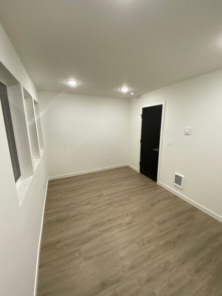 One bedroom on ground floor - 2609 S Judkins St