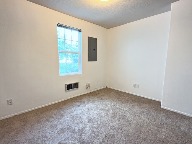 Building Photo - 905 NE 94th Ave