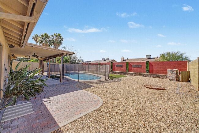 Building Photo - 4048 E Dahlia Dr