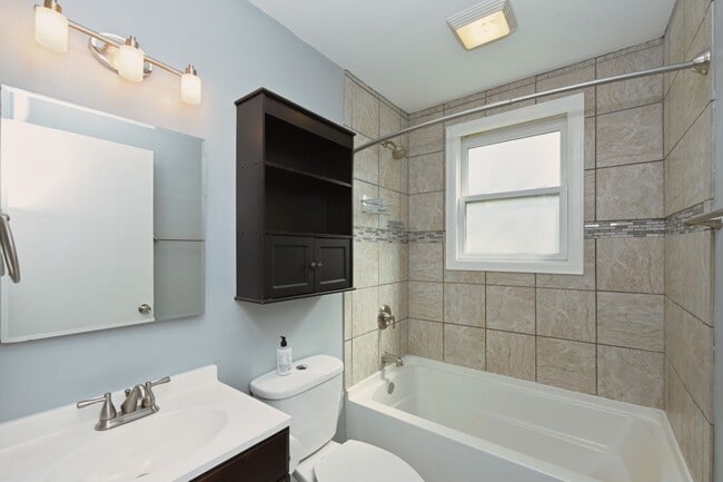 Building Photo - **ONE-SIDE-OF-A-DUPLEX HOME MINUTES FROM NASHVILLE WEST AND DOWNTOWN WITH A GORGEOUS LARGE YARD**