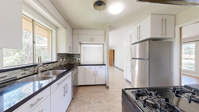 Building Photo - 203 W Brookside Dr