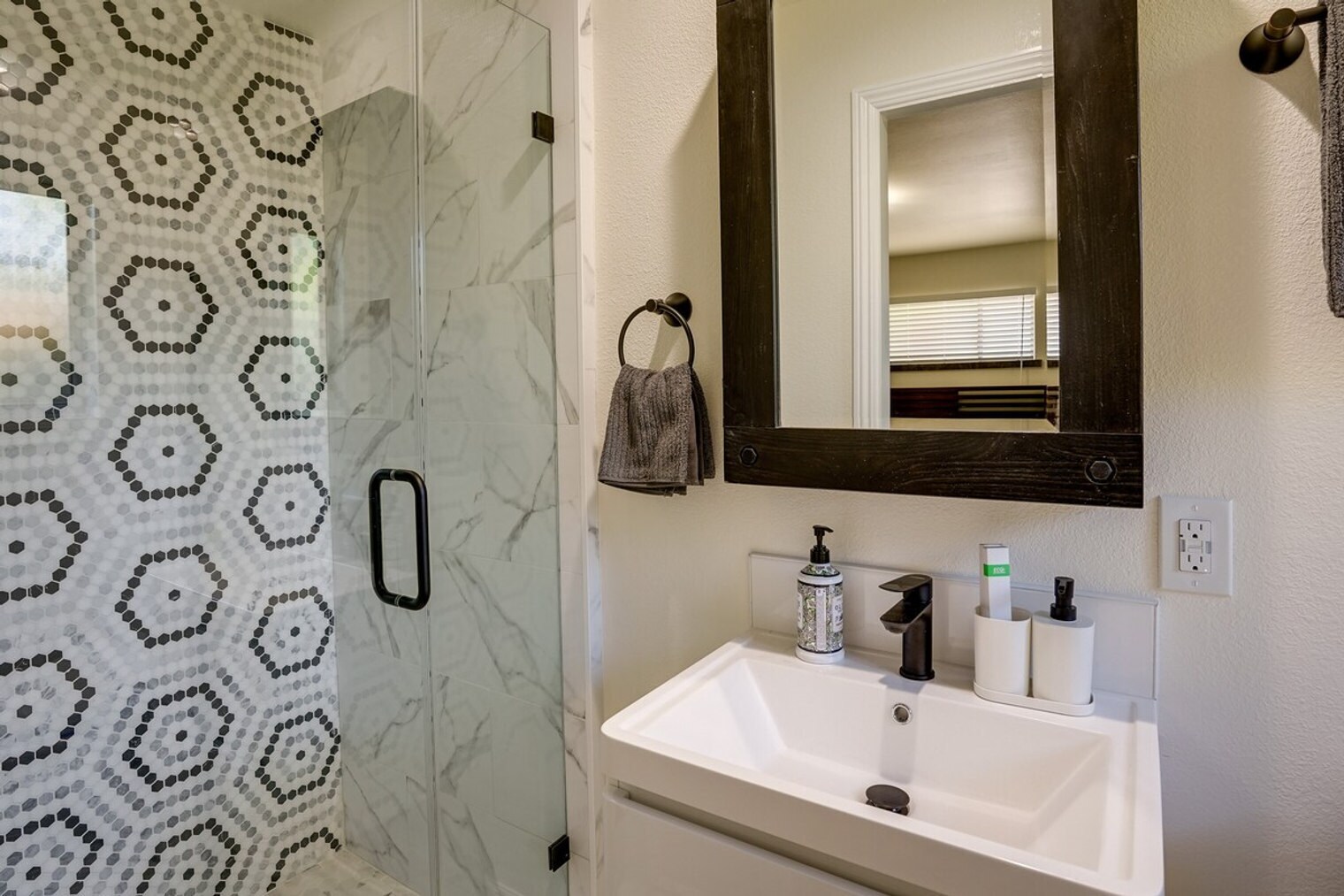 Building Photo - 11 Kenilworth Dr