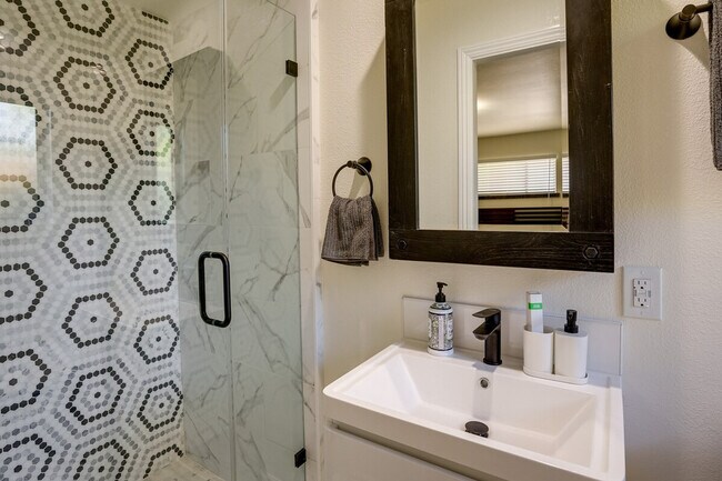 Building Photo - 11 Kenilworth Dr