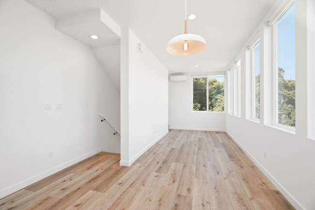 Building Photo - Modern 2 Bedroom with Rooftop Retreat and Garage
