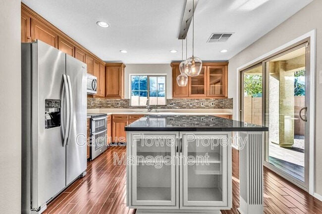 Building Photo - 2544 E Vermont Dr