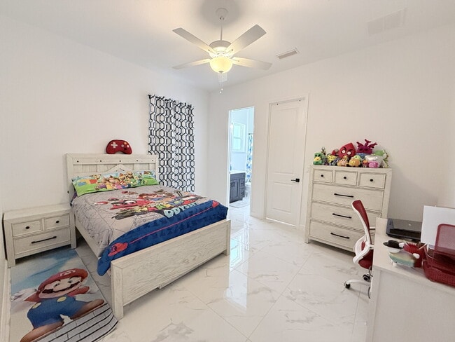 Building Photo - 5 Bedroom and 6 Bathroom, Lake view House