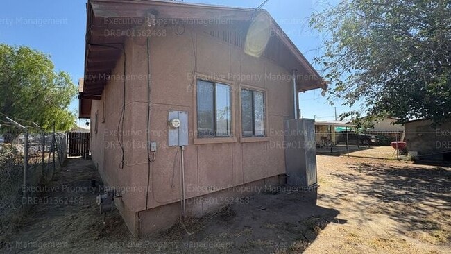 Building Photo - 4 bedroom 2 bathroom house in East Bakersfield near park and schools.